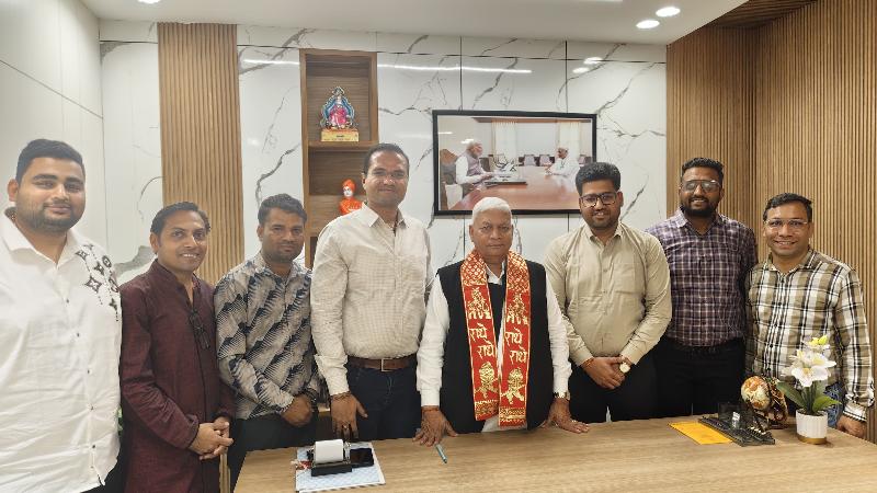 नवनियुक्त वैश्य युवा जिला कार्यकारिणी ने संभागीय अध्यक्ष एवं भीलवाड़ा सांसद दामोदर अग्रवाल से की भेंट, व्यक्त किया आभार